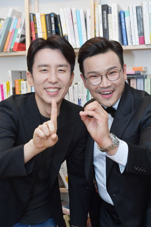 [사진] KBS 2TV '유희열의 스케치북’ 10주년 기자간담회에 참석한 유희열(왼쪽)과 MC딩동(오른쪽)