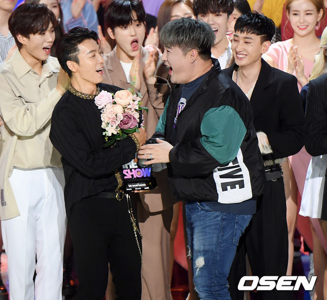 23일 오후 서울 마포구 상암동 SBS 프리즘타워 오디토리움서 SBS MTV '더 쇼' 생방송이 진행됐다.  가수 신동이 더쇼 생방송에서 1위를 차지한 그룹 슈퍼주니어 D&E를 축하하기 위해 무대 위에 올라 꽃다발을 전달하고 있다. / eastsea@osen.co.kr