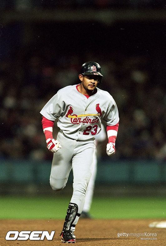 [사진] 지난 1999년 4월23일(현지시간) 당시 만루 홈런을 치고 베이스를 도는 타티스. /ⓒGettyimages(무단전재 및 재배포 금지)