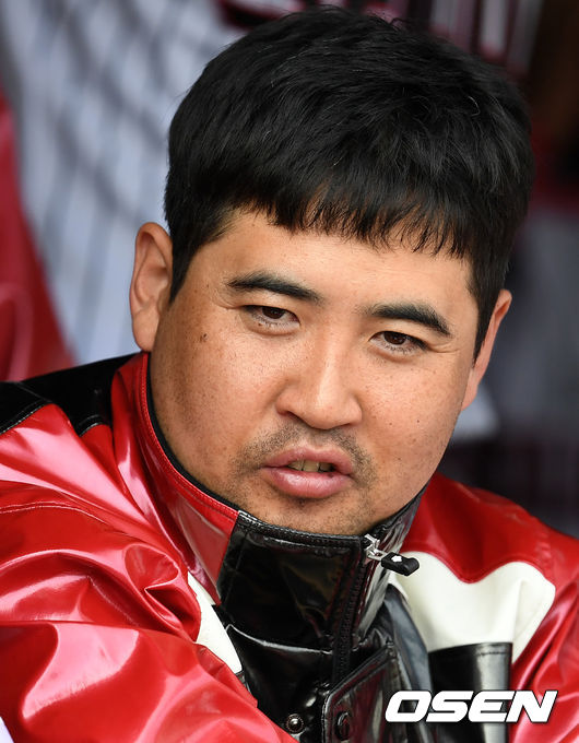 LG 장원삼이 더그아웃에서 경기를 지켜보고 있다. /jpnews@osen.co.kr