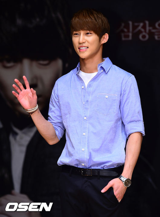 뱀파이어 꽃을 찾기 위한 뱀파이어들의 우아하면서도 숨 막히는 혈전을 다룬 '뱀파이어의 꽃'은 환상적인 비주얼과 미스터리한 스토리 속에서 펼쳐지는 뱀파이어와 인간의 로맨스로 오는 포털사이트 네이버를 통해 만날수 있다. /ouxou@osen.co.kr