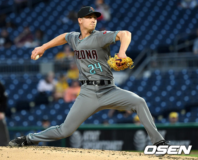애리조나 선발 루크 위버가 힘차게 공을 뿌리고 있다. /dreamer@osen.co.kr