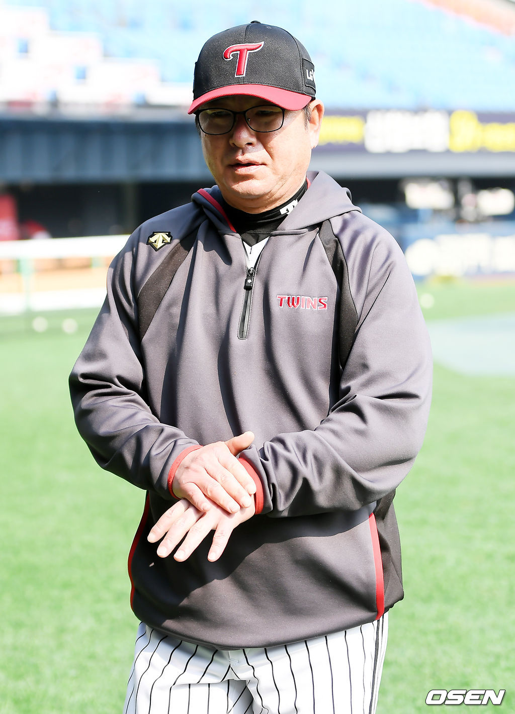 24일 오후 서울 잠실야구장에서 ‘2019 신한은행 MY CAR KBO리그’ LG 트윈스와 KIA 타이거즈의 경기가 열린다.LG 류중일 감독이 더그아웃으로 향하고 있다. /pjmpp@osen.co.kr