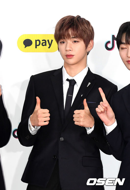 가수 워너원 강다니엘이 25일 오후 서울 고척스카이돔에서 열린 '2018 SBS 가요대전'에 참석해 레드카펫 행사를 갖고 있다. /jpnews@osen.co.kr