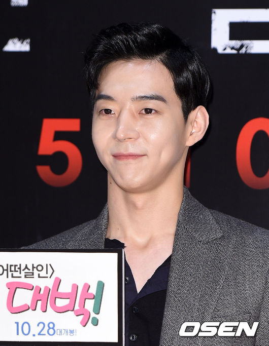2015년 10월 28일 오후 서울 송파구 롯데시네마 월드타워에서 영화 '어떤 살인'(감독 안용훈) VIP시사회가 열렸다. 배우 박유환이 포토타임을 갖고 있다.