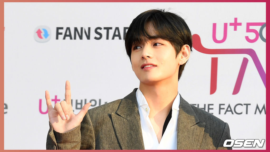 24일 오후 인천 남동체육관에서 U+5G 더팩트 뮤직 어워즈 레드카펫 행사가 열렸다.가수 방탄소년단 뷔가 참석해 포토타임을 하고 있다. /jpnews@osen.co.kr