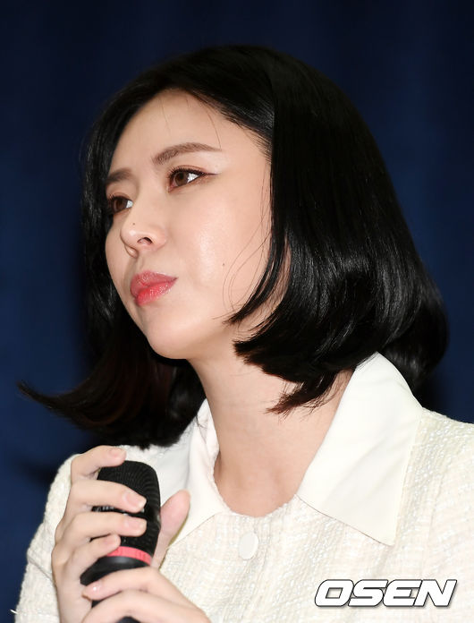 윤지오의 '제13번째 증언' 북콘서트가 4월 14일 오후 서울 영등포구 여의도동 국회의사당 국회의원회관에서 열렸다. 윤지오가 생각에 잠겨 있다./ pjmpp@osen.co.kr