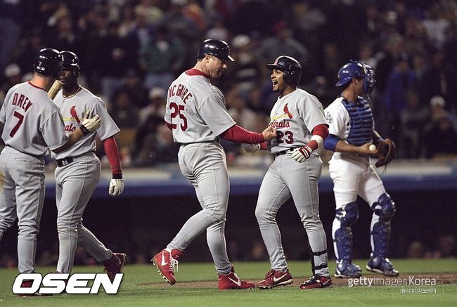 [사진] 1999년 4월24일 박찬호에게 한 이닝 만루 홈런 두 방을 치고 기뻐하는 페르난도 타티스. ⓒGettyimages(무단전재 및 재배포 금지)