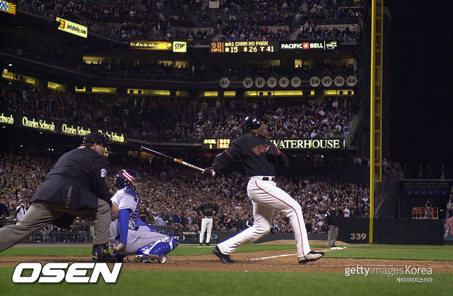 [사진] 2001년 10월6일 박찬호에게 시즌 최다 홈런 신기록을 달성한 배리 본즈. ⓒGettyimages(무단전재 및 재배포 금지)