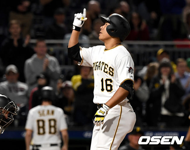 6회말 1사 주자없는 상황 피츠버그 강정호가 KBO리그 출신 애리조나 선발 메릴 켈리를 상대로 추격의 중월 솔로포를 날리고 홈을 밟으며 기뻐하고 있다. /dreamer@osen.co.kr