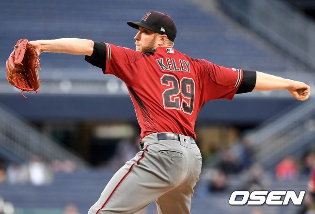 애리조나 선발 메릴 켈리가 힘차게 공을 뿌리고 있다. /dreamer@osen.co.kr
