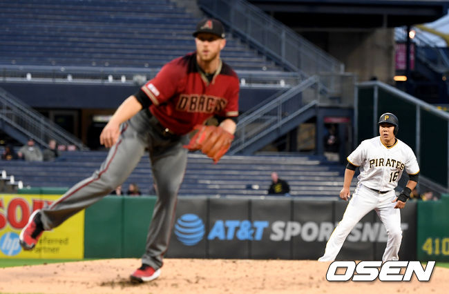 2회말 무사 선두타자로 나선 피츠버그 강정호가 애리조나 선발 메릴 켈리를 상대로 좌익선상 2루타를 날렸다. 이후 주루플레이를 펼치는 강정호. /dreamer@osen.co.kr