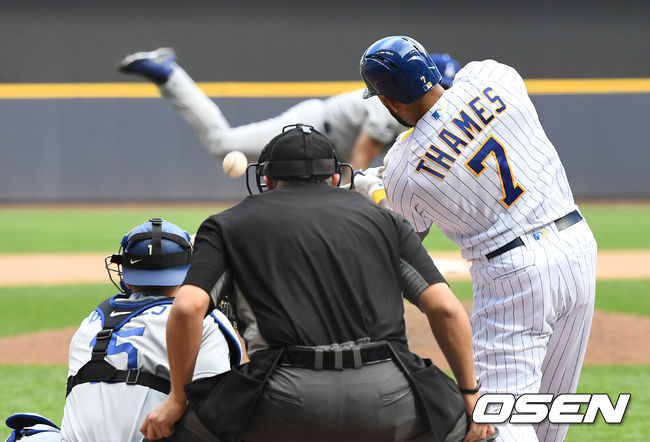 8회말 2사 2, 3루 상황 대타로 나선 밀워키 에릭 테임즈가 동점 중월 스리런포를 날리고 있다. /dreamer@osen.co.kr