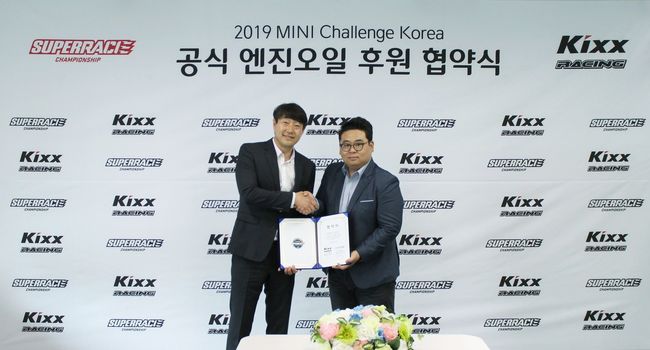 심재후 ㈜토탈엘앤씨 대표(왼쪽)와 김동빈 ㈜슈퍼레이스 대표가 24일 공식 엔진오일 후원을 협약한 뒤 기념촬영하고 있다.