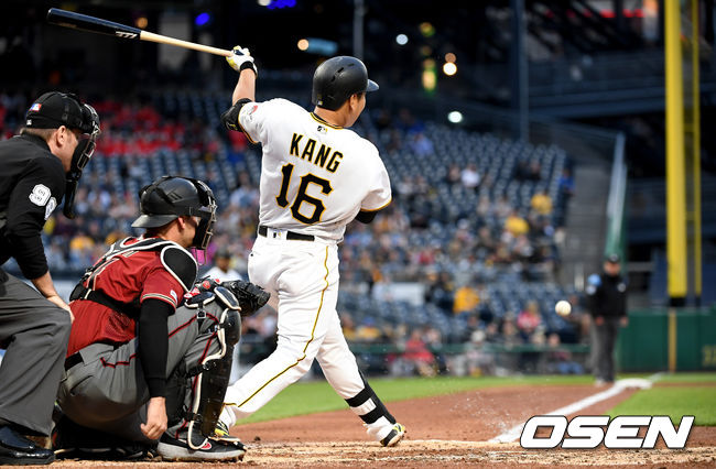2회말 무사 선두타자로 나선 피츠버그 강정호가 애리조나 선발 메릴 켈리를 상대로 좌익선상 2루타를 날리고 있다. /dreamer@osen.co.kr