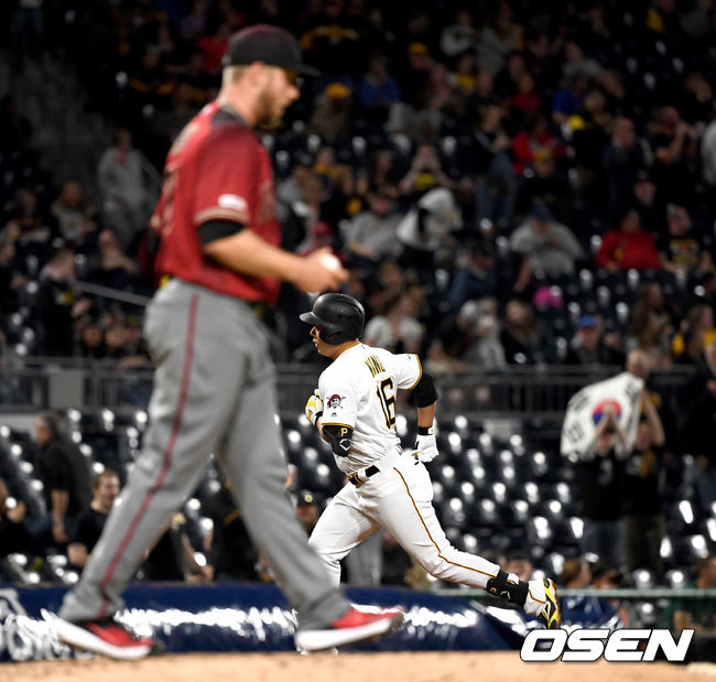 6회말 1사 주자없는 상황 피츠버그 강정호가 KBO리그 출신 애리조나 선발 메릴 켈리를 상대로 추격의 중월 솔로포를 날리고 그라운드를 돌고 있다. /dreamer@osen.co.kr