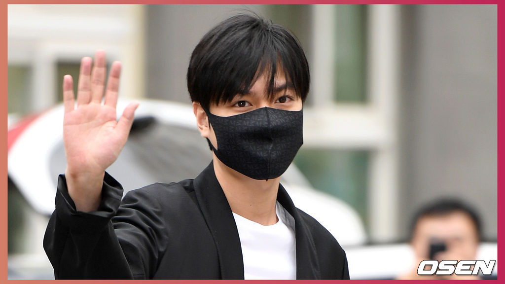 소집해제를 앞둔 배우 이민호가 25일 오전 사회복무요원으로 출근했던 서울 강남구 수서종합사회복지관에 마지막 출근을 하고 있다.이민호는 선복무 제도에 따라  2017년 5월부터 서울 강남구청에서 사회복무요원으로 근무했다. 그리고 지난해 논산훈련소에서 4주간 기초군사훈련을 받고 다시 강남구청으로 복귀, 수서종합사회복지관에서 복무를 이어왔다.소집해제를 앞둔 배우 이민호가 마지막 출근을 하면서 팬들에게 인사를 하고 있다./sunday@osen.co.kr