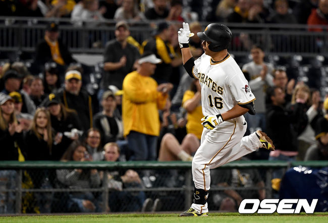 6회말 1사 주자없는 상황 피츠버그 강정호가 KBO리그 출신 애리조나 선발 메릴 켈리를 상대로 추격의 중월 솔로포를 날리고 그라운드를 돌고 있다. /dreamer@osen.co.kr