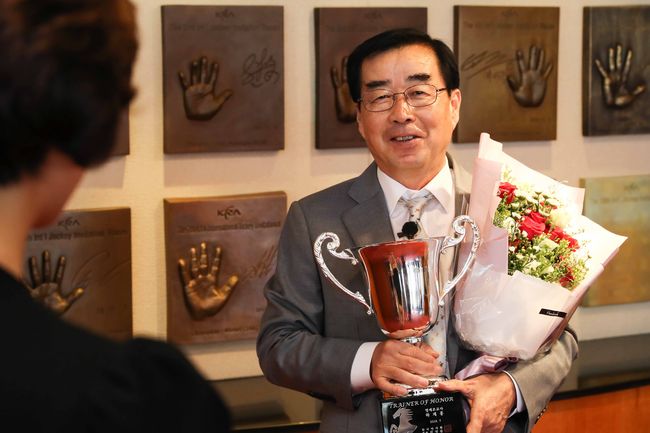 [사진] 영예조교사 포상 2018년도 하재흥 조교사 시상장면 /한국마사회 제공