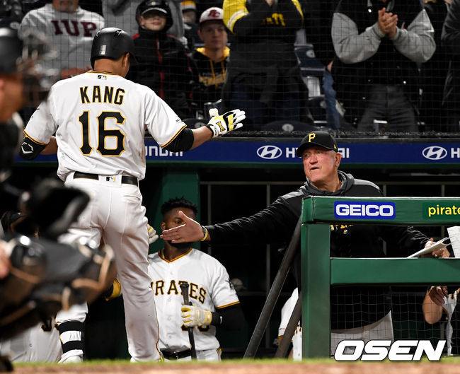 6회말 1사 주자없는 상황 피츠버그 강정호가 KBO리그 출신 애리조나 선발 메릴 켈리를 상대로 추격의 중월 솔로포를 날리고 홈을 밟은 뒤 허들 감독과 인사를 나누고 있다. /dreamer@osen.co.kr