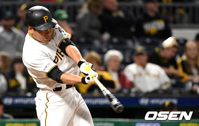 6회말 1사 주자없는 상황 피츠버그 강정호가 KBO리그 출신 애리조나 선발 메릴 켈리를 상대로 추격의 중월 솔로포를 날리고 있다. /dreamer@osen.co.kr