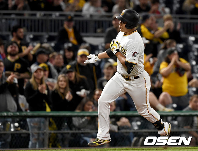 6회말 1사 주자없는 상황 피츠버그 강정호가 추격의 중월 솔로포를 날리고 그라운드를 돌고 있다. /dreamer@osen.co.kr