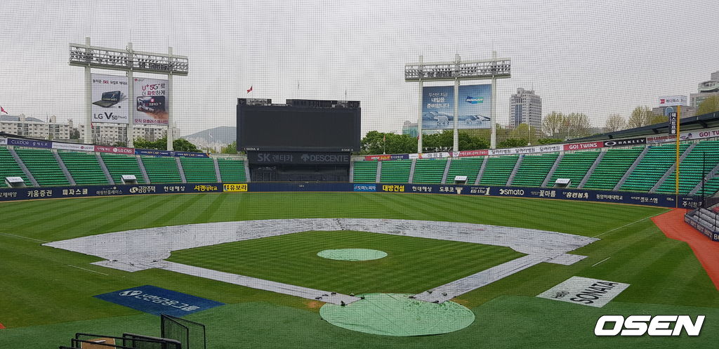 25일 오후 방수포가 덮혀 있는 잠실구장. /orange@osen.co.kr