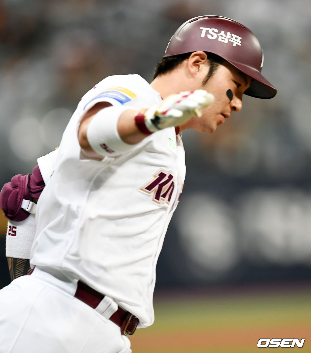 4회말 1사 1루 키움 박병호가 중월 2점 홈런을 날린 뒤 그라운드를 돌고 있다. /pjmpp@osen.co.kr