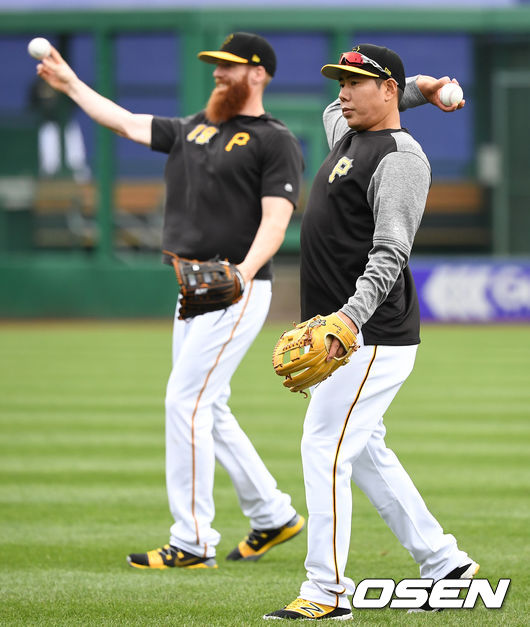 피츠버그 강정호와 팀 동료 콜린 모란이 캐치볼 훈련을 하고 있다. 이날 강정호는 선발 3루수, 모란은 2루수로 출전한다. /dreamer@osen.co.kr