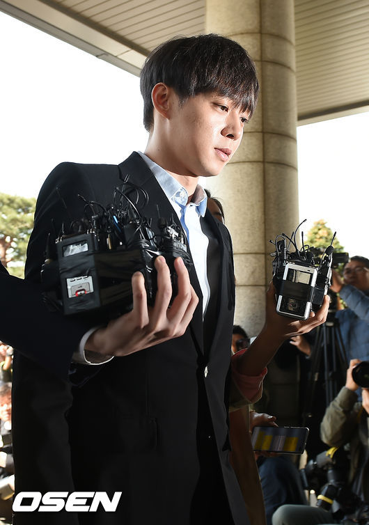 가수이자 배우 박유천이 경기남부지방경찰청 포토라인에 짧게 선 후 입장하고 있다. /rumi@osen.co.kr