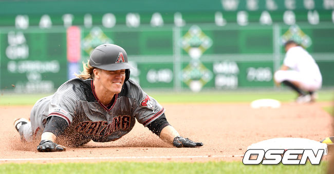 5회초 무사 선두타자로 나선 애리조나 투수 잭 그레인키가 3루타를 치고 슬라이딩 해 세이프되고 있다. /dreamer@osen.co.kr