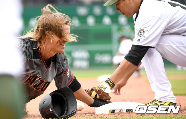 5회초 무사 선두타자로 나선 애리조나 투수 잭 그레인키가 3루타를 치고 슬라이딩 해 세이프되고 있다. 태그를 시도한 피츠버그 3루수 강정호./dreamer@osen.co.kr