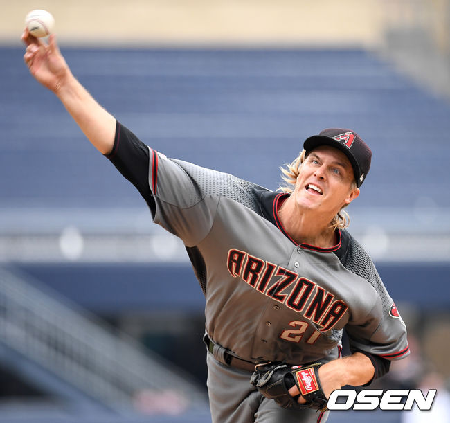 애리조나 선발 잭 그레인키가 힘차게 공을 뿌리고 있다. /dreamer@osen.co.kr