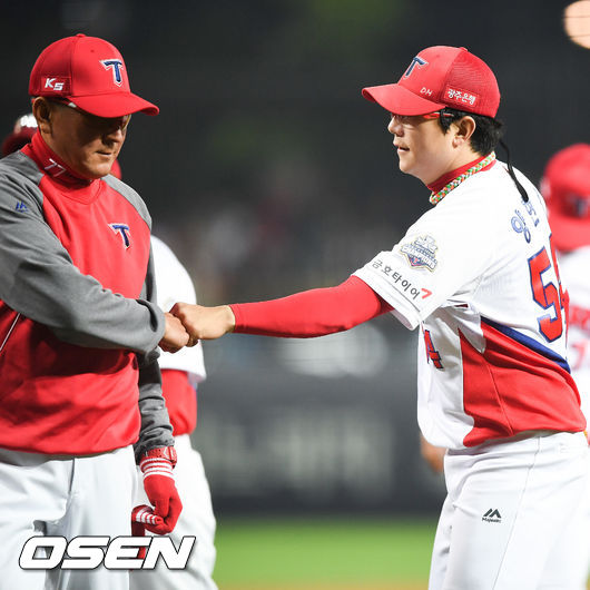 KIA 양현종이 김기태 감독과 주먹을 맞대고 있다 / soul1014@osen.co.kr