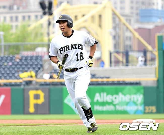 2회말 무사 선두타자로 나선 피츠버그 강정호가 1루 파울 플라이를 친 뒤 물러나고 있다. /dreamer@osen.co.kr