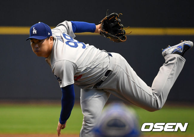 21일(한국시간) 미국 위스콘신주 밀워키 밀러파크에서 ‘2019 메이저리그’ 밀워키 브루어스와 LA 다저스의 경기가 열렸다.1회말 무사에서 LA 선발투수 류현진이 역투하고 있다. /dreamer@osen.co.kr
