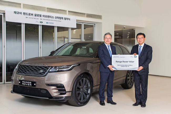 재규어랜드로버코리아 백정현 대표(왼쪽)와 아주자동차대학 박병완 총장.