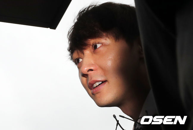 마약 투약 혐의를 받는 가수 겸 배우 박유천이 26일 오후 수원지방법원에서 구속영장에 대한 영장실질심사를 받기 위해 출석했다.마약 투약 혐의를 받고 있는 박유천은 지난 23일 국립과학수사연구원(국과수) 감식 결과 체모에서 마약류 양성 반응이 나왔고 마약류 성분이 검출됐다는 것이 밝혀져 논란을 불러일으켰다. /youngrae@osen.co.kr