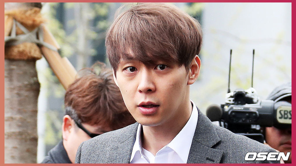 마약 투약 혐의를 받는 가수 겸 배우 박유천이 26일 오후 수원지방법원에서 구속영장에 대한 영장실질심사를 받기 위해 출석했다.마약 투약 혐의를 받고 있는 박유천은 지난 23일 국립과학수사연구원(국과수) 감식 결과 체모에서 마약류 양성 반응이 나왔고 마약류 성분이 검출됐다는 것이 밝혀져 논란을 불러일으켰다.가수 겸 배우 박유천이 영장실질심사를 받기 위해 출석하고 있다. /sunday@oen.co.kr