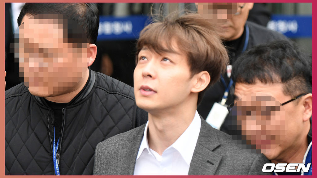 마약 투약 혐의를 받는 가수 겸 배우 박유천이 26일 오후 수원지방법원에서 구속영장에 대한 영장실질심사를 받았다.마약 투약 혐의를 받고 있는 박유천은 지난 23일 국립과학수사연구원(국과수) 감식 결과 체모에서 마약류 양성 반응이 나왔고 마약류 성분이 검출됐다는 것이 밝혀져 논란을 불러일으켰다.영장실질심사를 마친 박유천이 포승줄에 묶인채 법원을 나가고 있다. /sunday@oen.co.kr