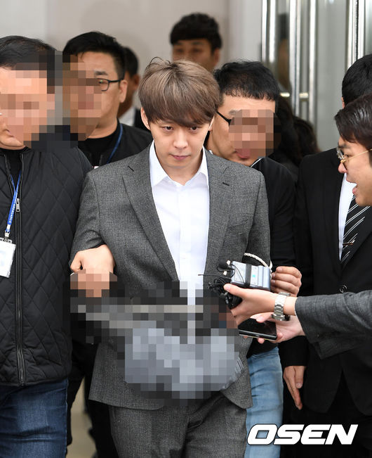 마약 투약 혐의를 받고 있는 박유천은 지난 23일 국립과학수사연구원(국과수) 감식 결과 체모에서 마약류 양성 반응이 나왔고 마약류 성분이 검출됐다는 것이 밝혀져 논란을 불러일으켰다.영장실질심사를 마친 박유천이 포승줄에 묶인채 법원을 나가고 있다. /sunday@oen.co.kr