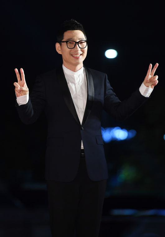 22일 오후 서울 종로구 세종문화회관 대극장 야외무대에서 열린 '제55회 대종상영화제' 레드카펫 행사에서 정운택이 레드카펫을 밟고 있다./ rumi@osen.co.kr