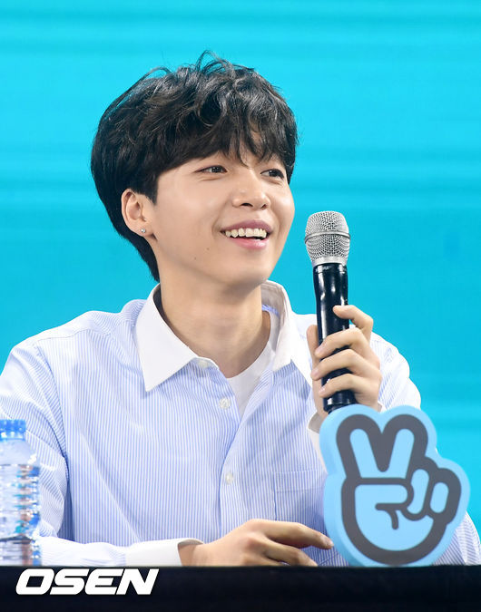 정세운이 기자회견 중 미소지으며 답변하고 있다./rumi@osen.co.kr