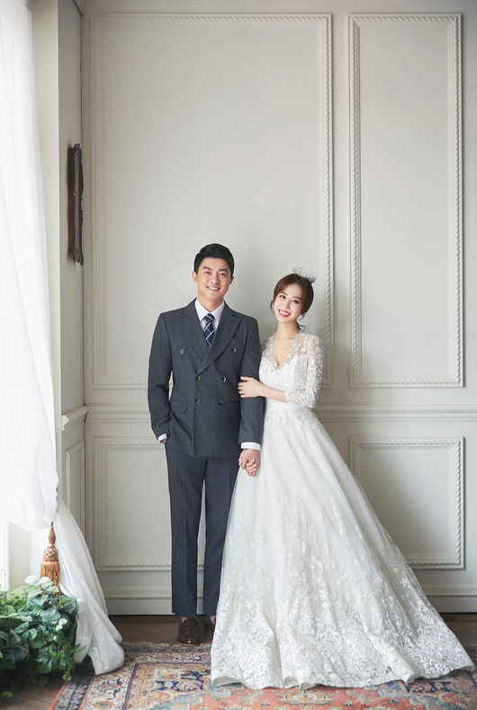[사진] 최현호 아나운서(왼쪽)와 신부 방송인 오나경(오른쪽) 웨딩 화보