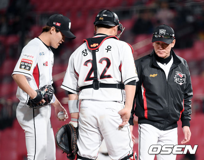 KT 이강철 감독이 마운드를 방문해 장성우 배터리를 살피고 있다. / eastsea@osen.co.kr