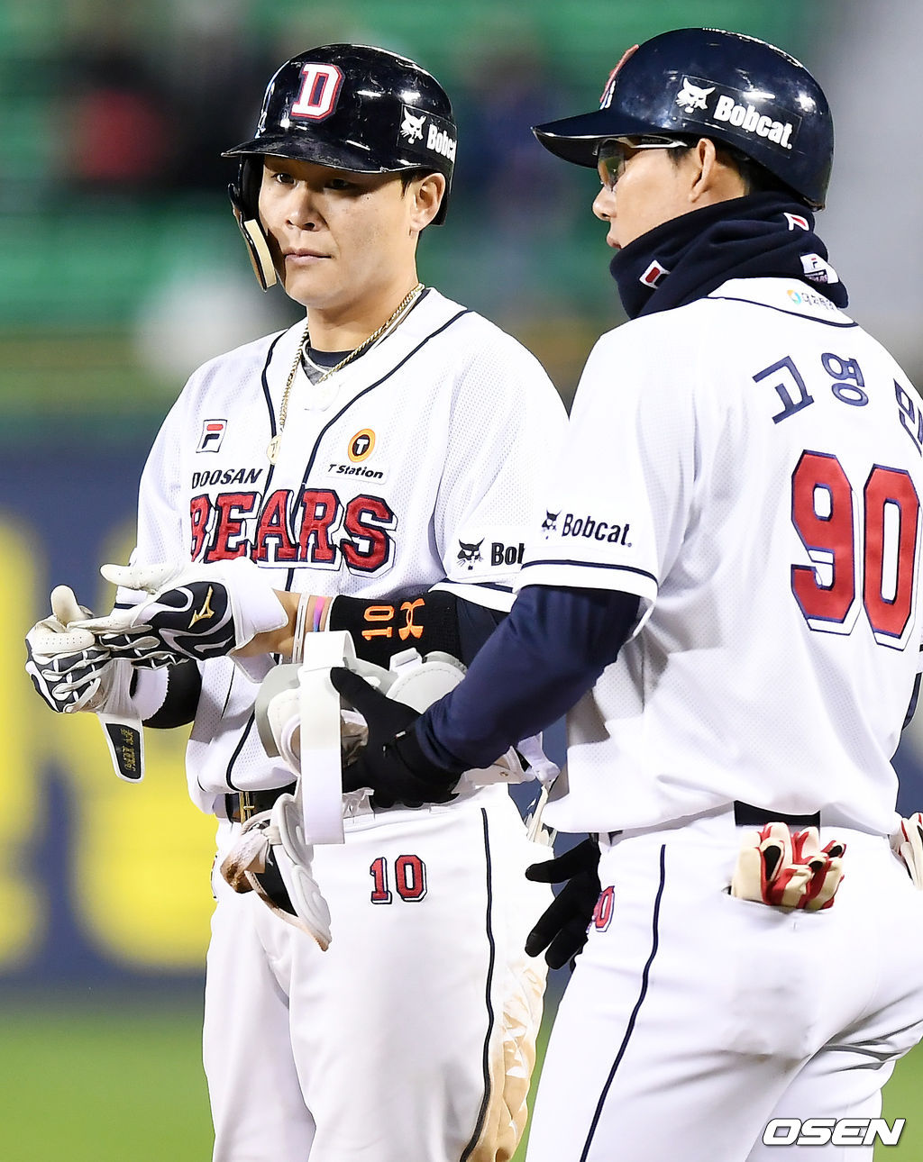 5회말 1사 1,2루 두산 박세혁이 안타를 날리고 출루에 성공하고 있다. /pjmpp@osen.co.kr