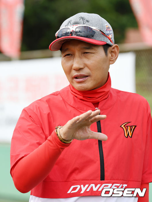1일 일본 오키나와 구시가와 구장에서 SK 와이번스와 LG 트윈스의 연습경기가 열릴 예정인 가운데 SK 염경엽 감독이 그라운드 위에서 말을 하고 있다./rumi@osen.co.kr