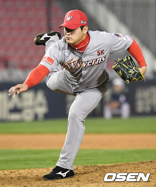 SK 투수 하재훈이 데뷔 첫 세이브를 기록했다. /pjmpp@osen.co.kr