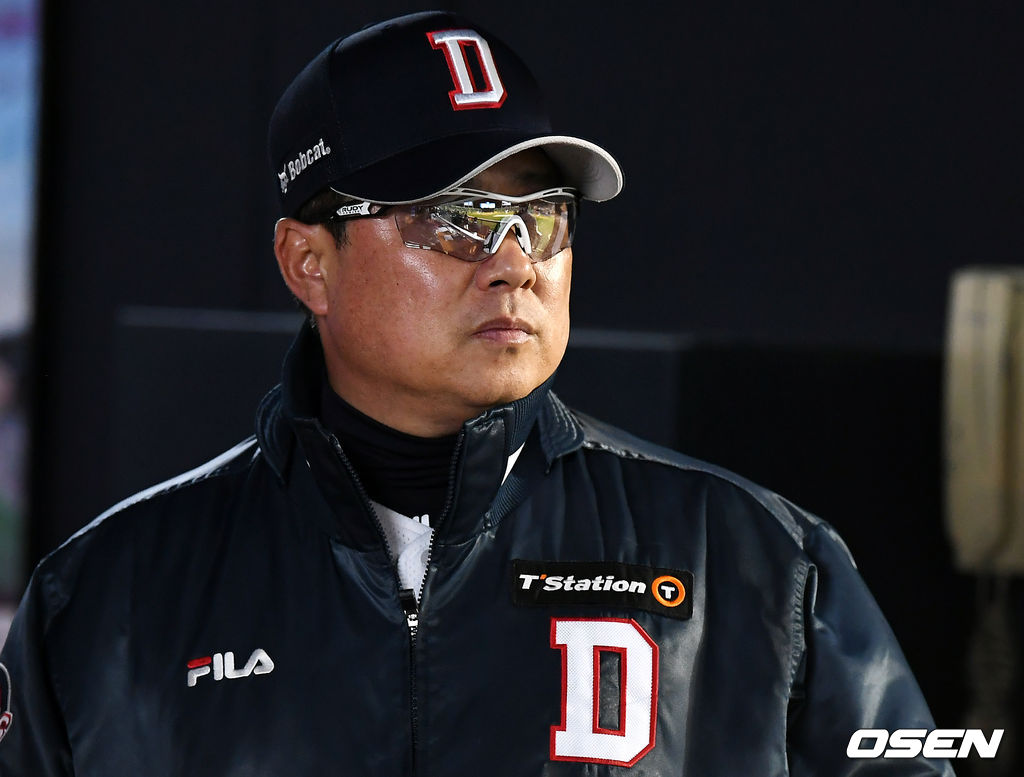 26일 오후 서울 잠실야구장에서 ‘2019 신한은행 MY CAR KBO리그’ 두산 베어스와 롯데 자이언츠의 경기가 열렸다.두산 김태향 감독이 선수들을 바라보고 있다. /pjmpp@osen.co.kr