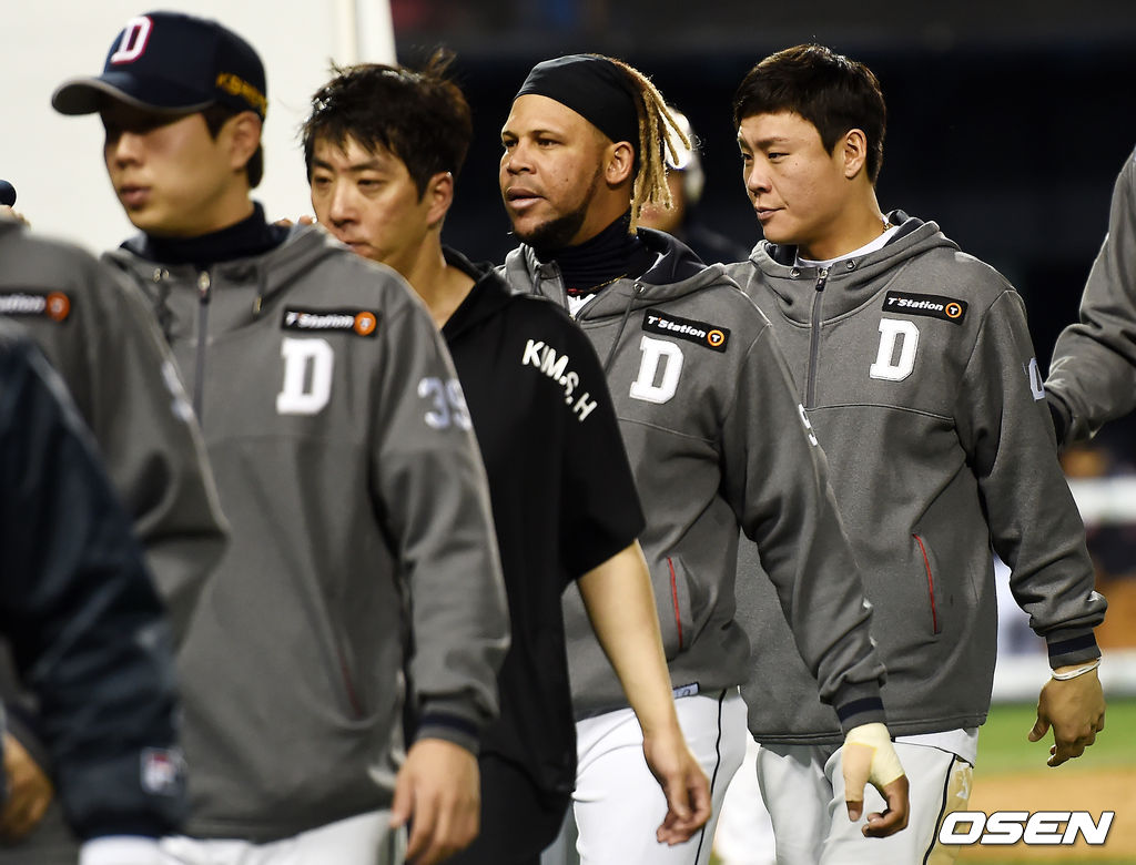 경기에서 승리한 두산 선수들이 승리의 기쁨을 함께하고 있다. /pjmpp@osen.co.kr